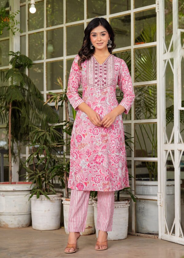 Women Floral Beauty Bush Printed Pure Cotton Kurta with Trousers & Dupatta