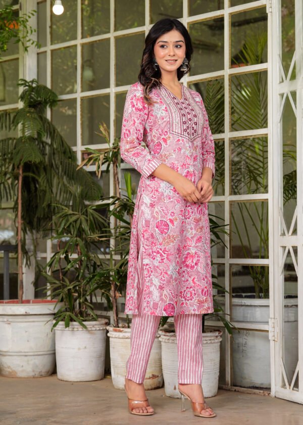 Women Floral Beauty Bush Printed Pure Cotton Kurta with Trousers & Dupatta