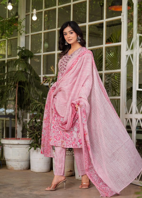 Women Floral Beauty Bush Printed Pure Cotton Kurta with Trousers & Dupatta