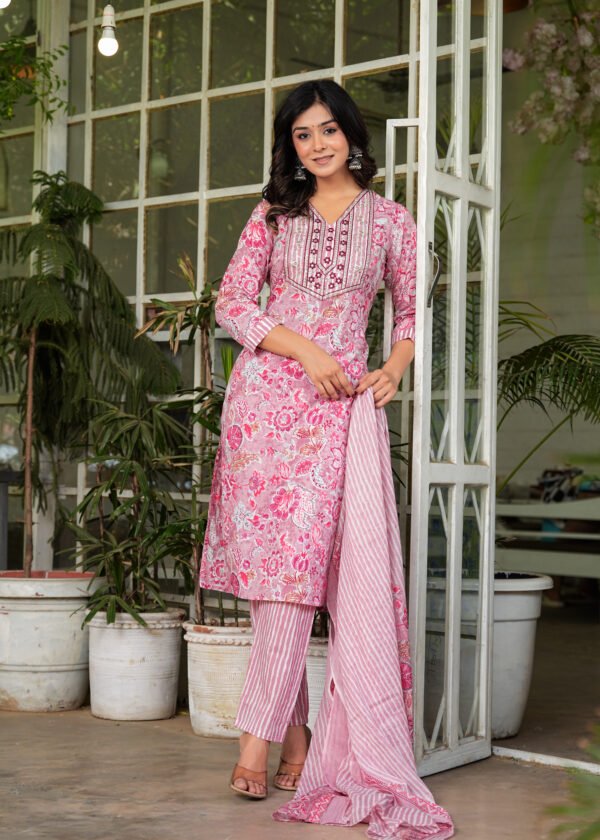 Women Floral Beauty Bush Printed Pure Cotton Kurta with Trousers & Dupatta