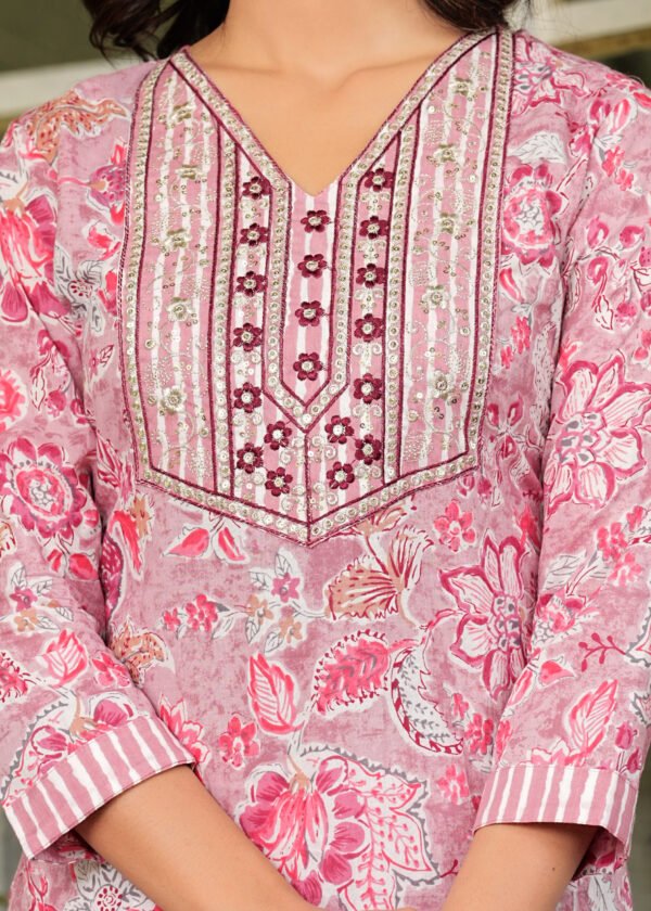 Women Floral Beauty Bush Printed Pure Cotton Kurta with Trousers & Dupatta